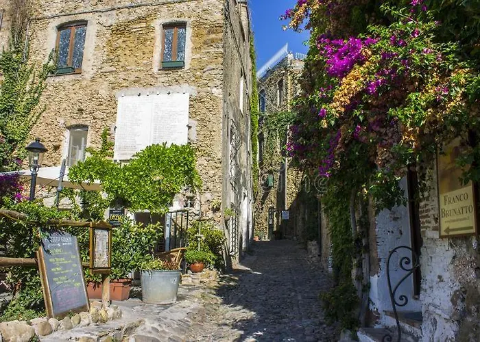 Albero Maestro On Bussana Seaside