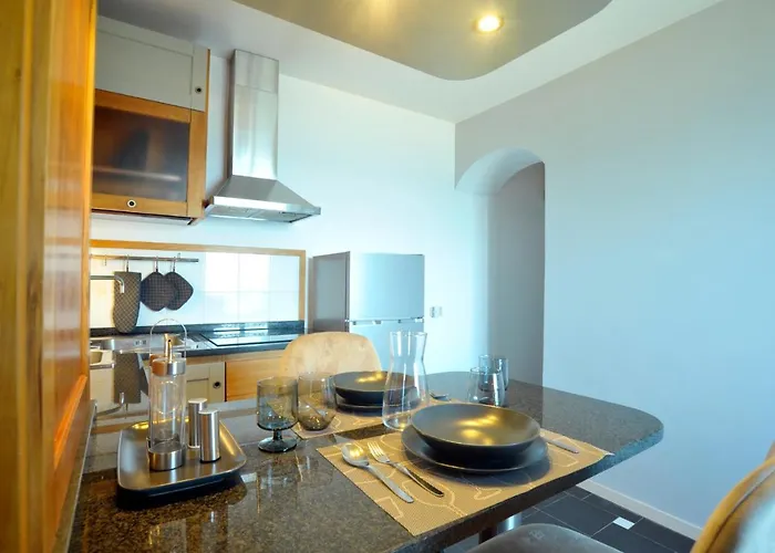 Albero Maestro On Bussana Seaside *