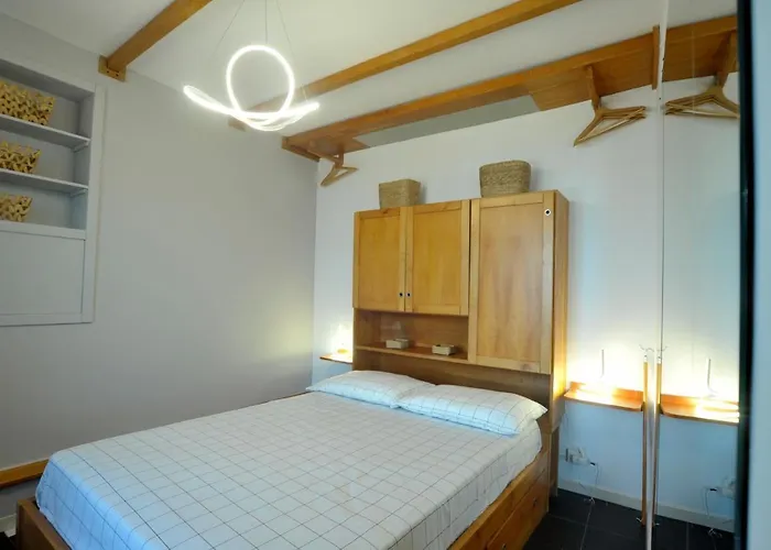 Albero Maestro On Bussana Seaside *